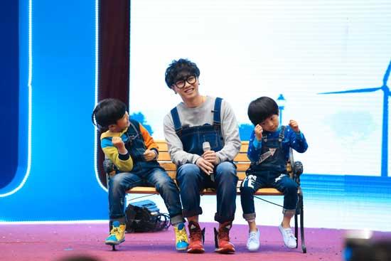 华晨宇曝《一年级》晚会大咖多 照顾孩子压力