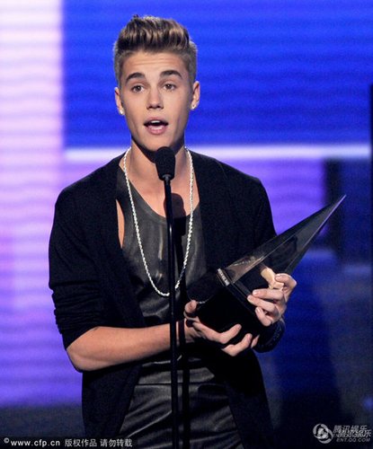 40届全美音乐奖落下帷幕 比伯获三奖成最大赢家