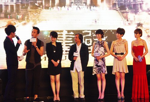 大左现身上海主持活动 为邓超孙俪献新婚祝福