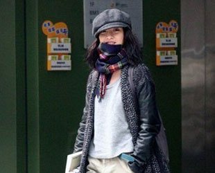 Zhou Xun dukket Airport lilla strømper skjerf maskerte iøynefallende endringen tilstrømningen av kvinner