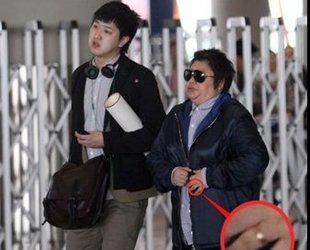 한 검정 울트라 이식하는 남자가 큰 소리로 길가 하품 링에 베이징에 도착