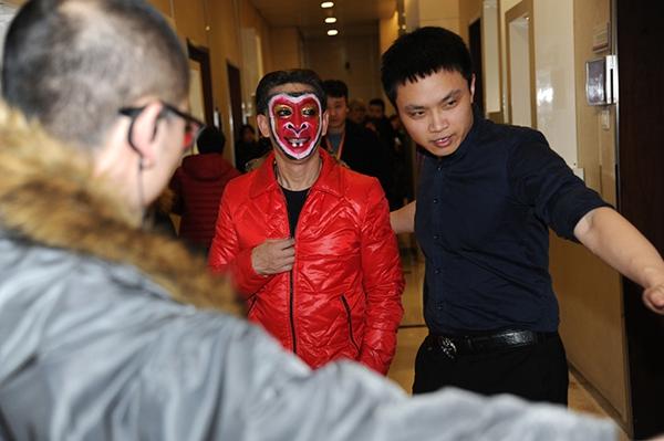 六小龄童北京台春晚直播变装 和父亲合影曝光