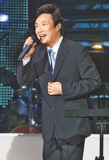 费玉清自掏腰包 请孤寡老人及劳模等看演出