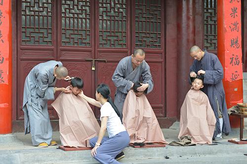 9个00后小孩剃度齐出家《少林英雄》体验生活