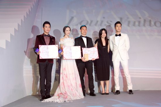 佟丽娅助阵芭莎明星慈善夜 感言让时间了解爱