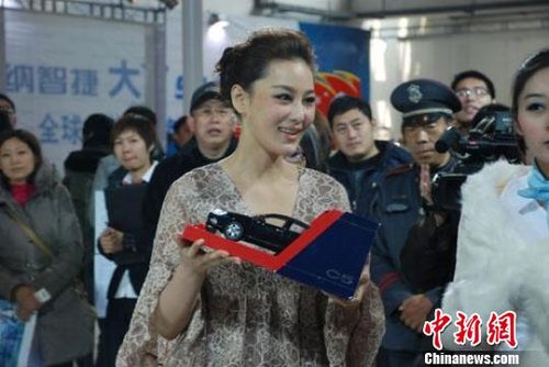 张馨予短裙捞金10万图片