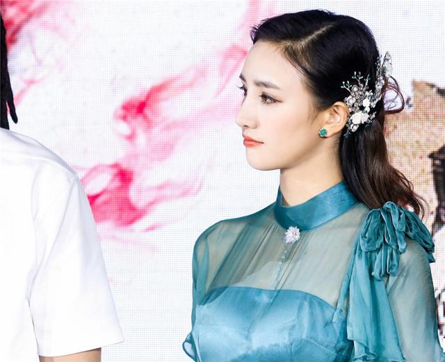 楼佳悦携剧组亮相上海电影节 多部作品引期待