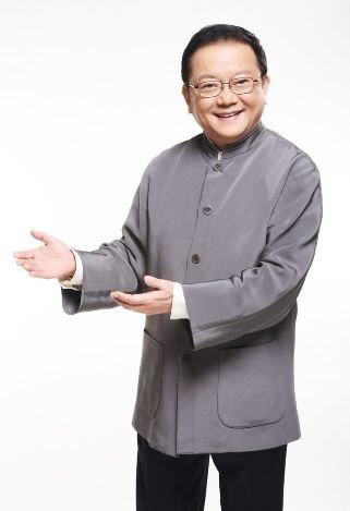 王刚砸赝品引争议 专家：被砸中疑有真品和珍品