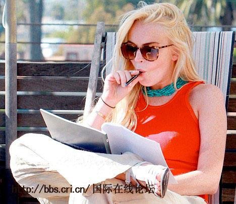 图文:林赛抽电子烟晒太阳读电影剧本