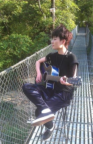 《纵横四海》曾轶可耍酷 断弦吉他弹出优美歌曲