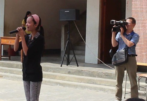 <em>客家妹妹钟彩媚</em>心系家乡 重阳节慰问大同村老