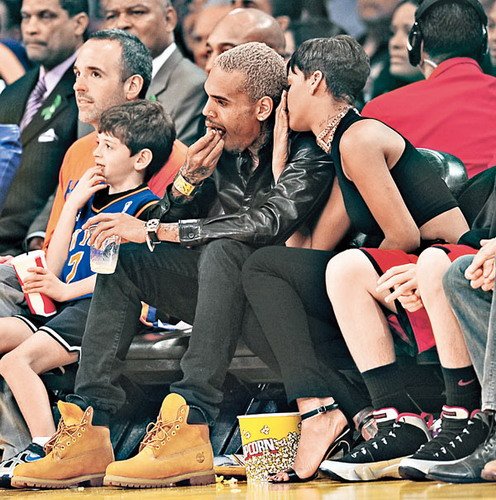 chris brown rihanna,chrisbrown 前日却与离离合合的男歌手chris brown一同度过圣诞节,于洛杉矶欣赏