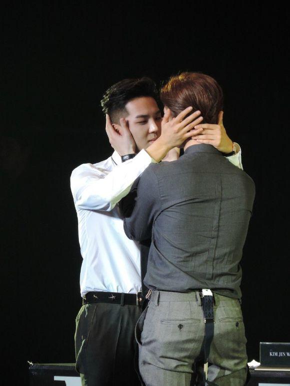 Winner北京粉丝见面会 南宋深情拥吻(图)