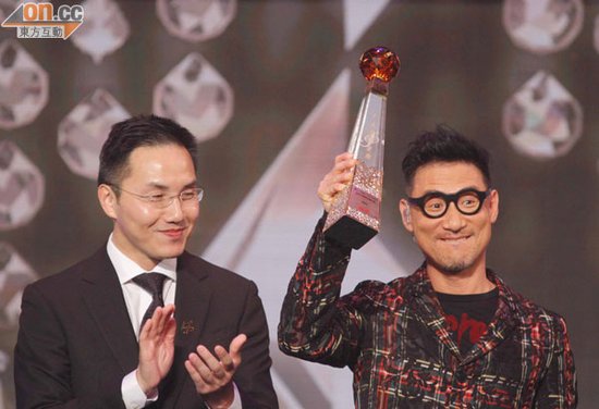 张学友领荣誉大奖全场肃立 勉励后辈为乐坛出力