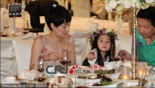 <em>陈龙</em>、章龄之大婚 马伊璃与<em>女儿</em>用餐 爱马可爱