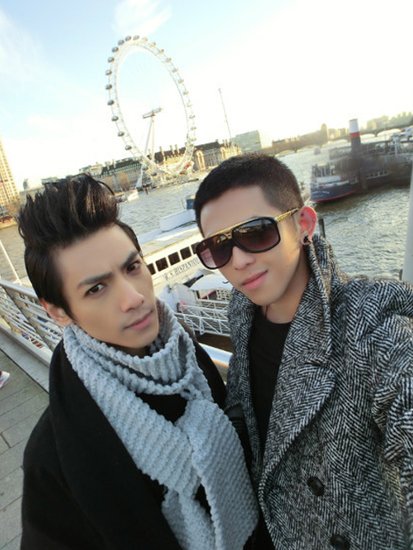 双孖JL英国归来筹备新专辑 期待融入游学经历