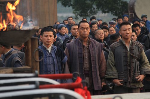剧中湘西民歌改编的片尾曲,苗族女儿哭嫁时候的原生态音乐,风光秀美的