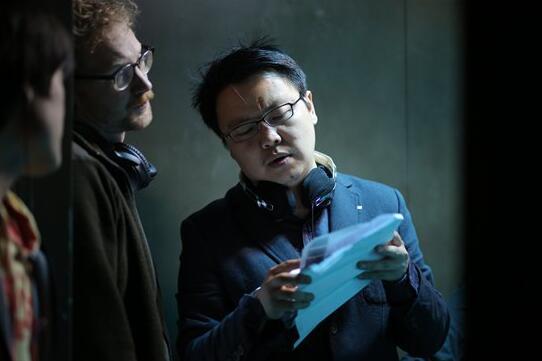 电影《幸运电梯》热拍 将镜头对准“中年危机”