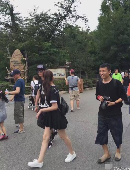 林允冯绍峰游韩国 一个表情严肃一个机智躲镜头