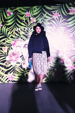 赵雅淇受邀北京时装周 抛弃性感大走潮范儿