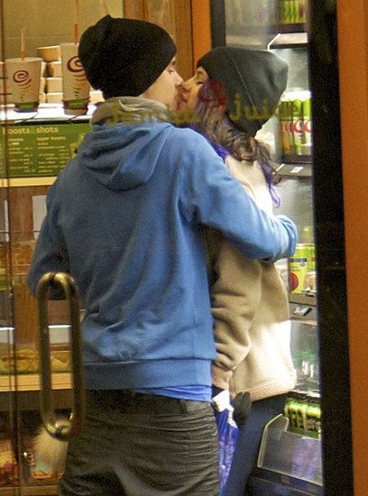 贾斯汀·比伯与女友赛琳娜热吻 画面极度暧昧