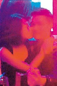 王菲生日风头被抢 刘嘉玲带胡军小s夫妇拼热吻【图】