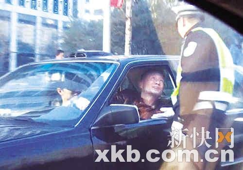 孙兴再“闯祸”：超速飚车遭拦 对交警撒娇求情