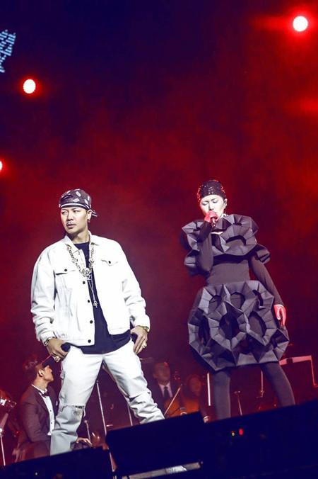 李秋泽再度助阵谭维维演唱会 老歌重唱致敬经典