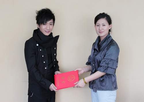 李炳辰获封“公益大使” 号召关爱呵护祖国未来