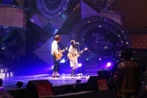 张悬中国TOP排行榜大获三奖 白色丝裙清秀亮相