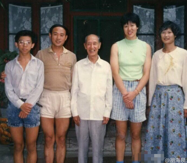 胡海泉晒与郎平合影旧照 穿超短裤的龅牙泉抢镜