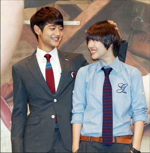 <em>韩版</em>《<em>花样少男少女</em>》发布会 珉豪轻抚雪莉秀