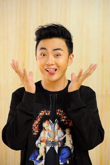 余少群《快乐大本营》古装教学 大侠“卖萌”