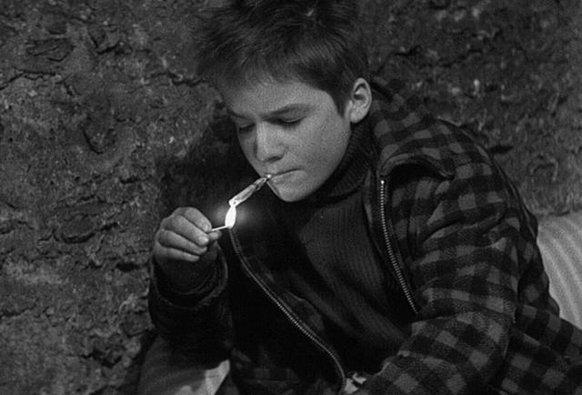 《四百击》：法国12岁小男孩在看守所里抽烟