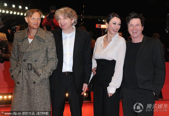 我最好的敌人》首映斯特劳斯玩黑白配展风情