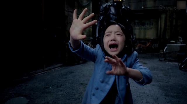 定格第334期,这个瞬间来自《环太平洋》,小女孩麻子面对巨大的怪兽