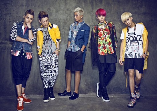 MIC男团拍摄《Lonely Night》MV 上演人蛇共舞