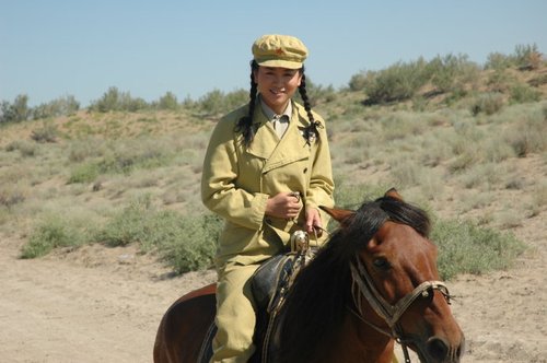 涓子新疆讲述《兵团往事》 再做坚强女性代言