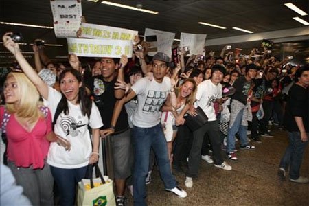 4Minute携BEAST巴西开唱 大批当地粉丝迎接(图)