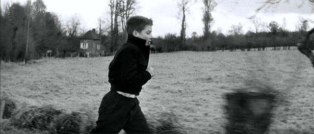 《四百击》：法国12岁小男孩在看守所里抽烟