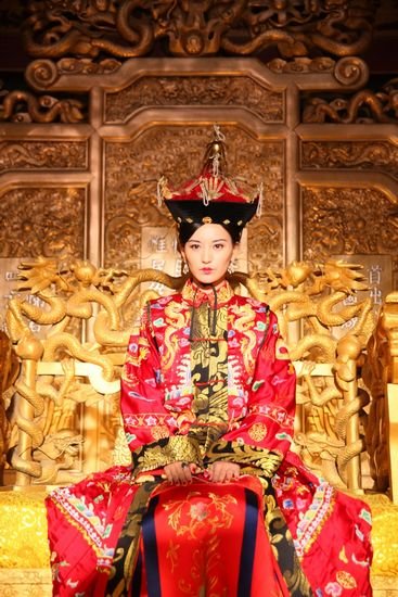 《爱出色》盛大首映 莫小棋玩“穿越”不止性感