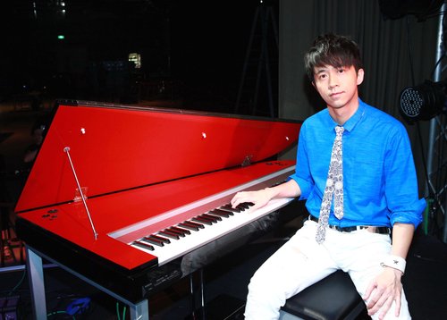 光良零距离开唱 自爆糗事曾向阿妹借胸贴(图)