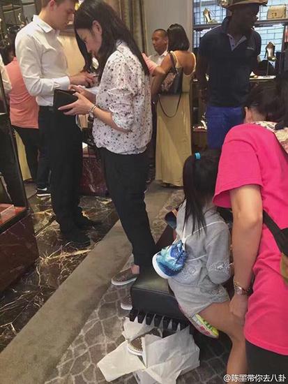 网曝赵薇与女儿迪拜扫货 心情未受新片风波影响