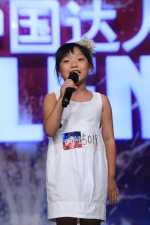 小丧娘达人秀一展歌喉 追求唱歌梦想不怕辛苦