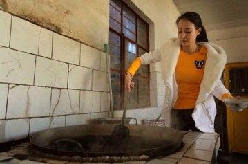 “亚洲最美瑜伽女神”母其弥雅拜年献爱心