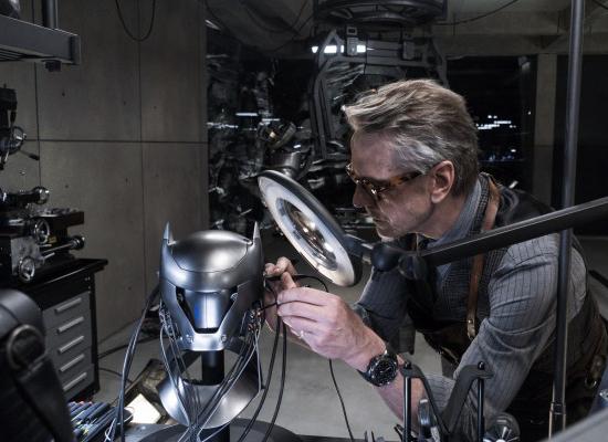 杰瑞米·艾恩斯加盟《正义联盟》 仍扮韦恩管家