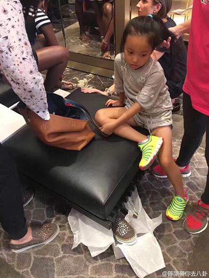 网曝赵薇与女儿迪拜扫货 心情未受新片风波影响