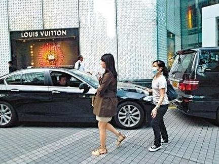 黎姿怀孕7月脸浮肿 巨肚出巡仍穿高跟鞋(组图)