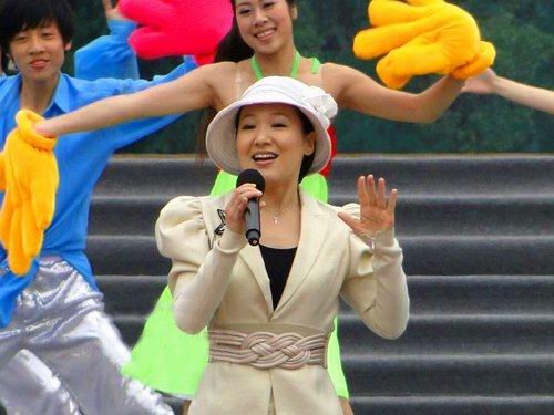 周艳泓偶遇小眼灰太狼 湄洲岛上演绎相亲相爱_娱乐_腾讯网