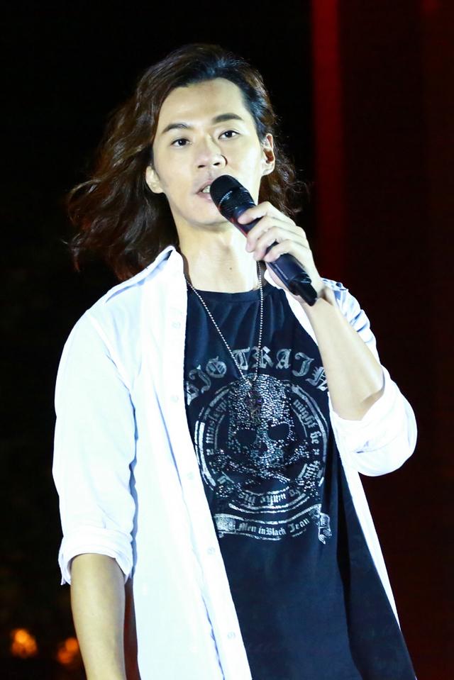 杨培安巴厘岛现场爆棚  下雨天观众热情依旧